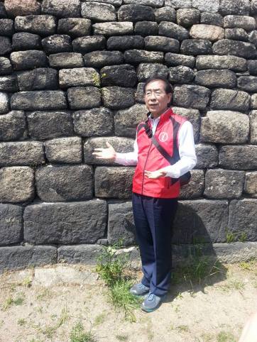 Mayor Park shows the different styles of stonework that are along Seoul's City Wall 
